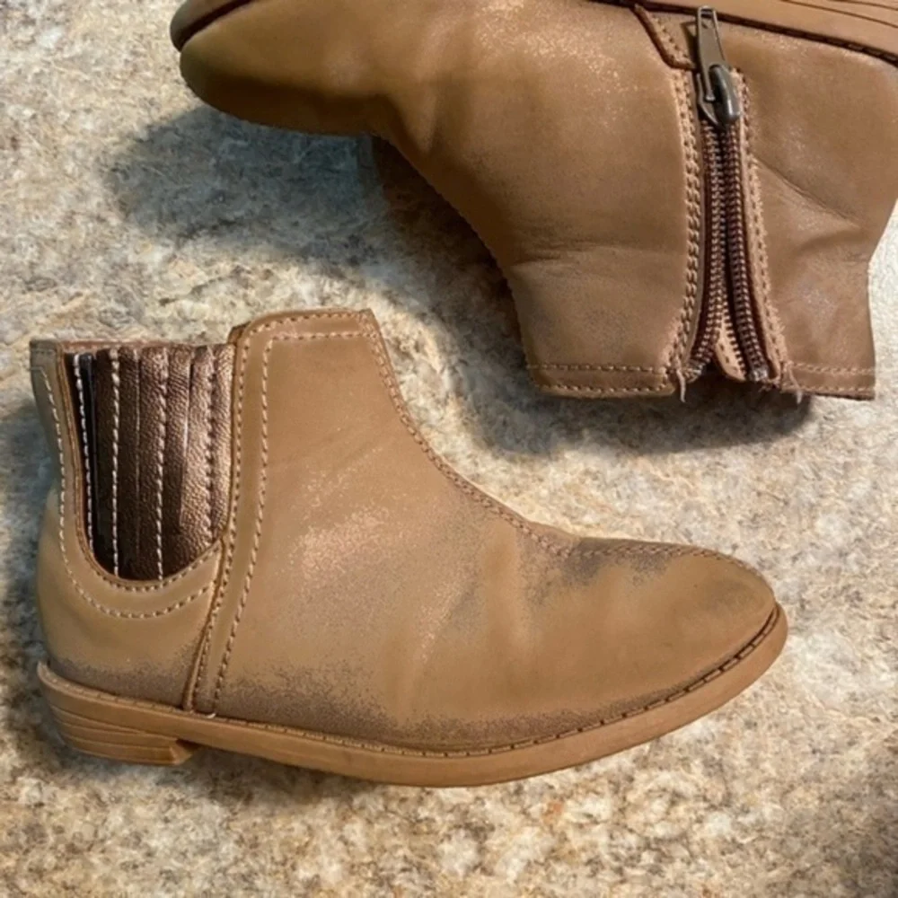 CARTERS SIZE 8 BROWN CHILDRENS BOOTS